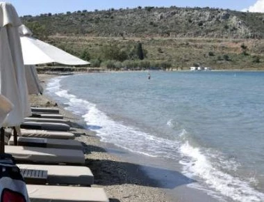Ξηλώνουν ομπρέλες και ξαπλώστρες από τις παραλίες στη Φθιώτιδα